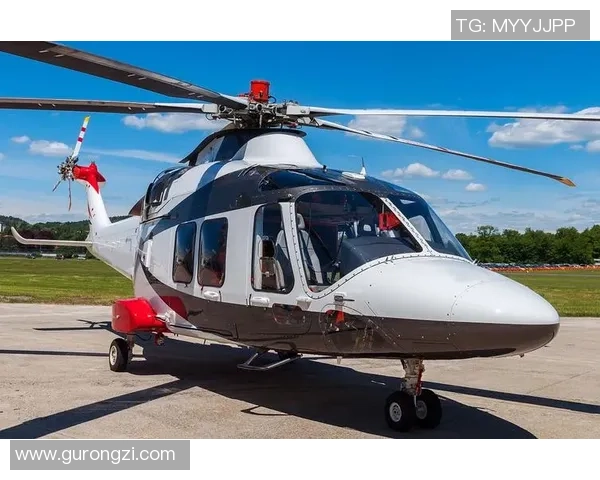 足球明星直升机飞行之旅揭秘他们的空中生活与梦想