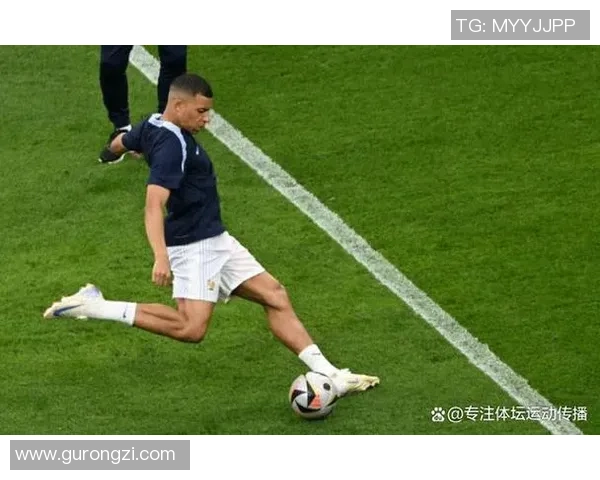 足球明星用足球反击对手瞬间集锦展现球场智慧与风采